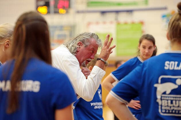 22 04 2021, xovx, Basketball Damen Bundesliga Playoffs Spiel um Platz 3, Spiel 1, BC pharmaserv Marburg Herner TC Head Coach Christoph Wysocki BC Pharmaserv Marburg with instructions to his team Marburg Sporthalle Georg Gaßmann Stadion Hessen Germany DE