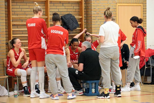 22 04 2021, xovx, Basketball Damen Bundesliga Playoffs Spiel um Platz 3, Spiel 1, BC pharmaserv Marburg Herner TC Instructions from Head Coach Predrag Stanojcic Herner TC to his team Marburg Sporthalle Georg Gaßmann Stadion Hessen Germany DE