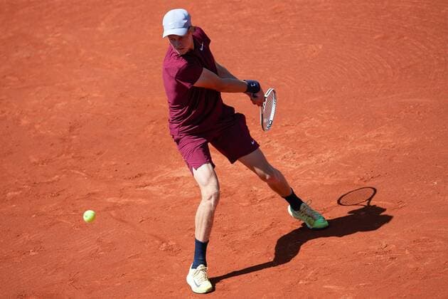 Italian tennis player Jannik Sinner in action against Russian tennis player Andrey Rublev during the Barcelona Open Banc Sabadell - Conde de Godo tournament quarterfinal match in Barcelona, Spain, 23 April 2021. Andrey Rublev vs Jannik Sinner !ACHTUNG: NUR REDAKTIONELLE NUTZUNG!  Copyright: xAlejandroxGarcíax GRAFCAT2062 20210423-637547873640381232