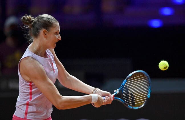 Karolina Pliskova CZE Action Quarterfinals Tennis Women Porsche Cup Porsche Tennis Grand Prix GP Stuttgart 2021 Porsche Arena 23 04 2021 Porsche Tennis Grand Prix Stuttgart 2021