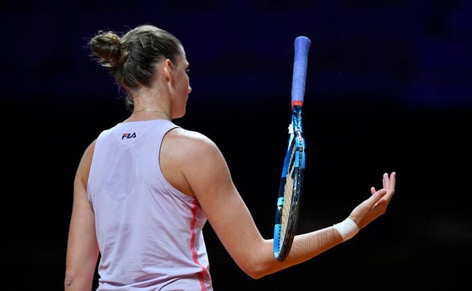 Karolina Pliskova CZE disappointed angry throws racket quarterfinal tennis women Porsche Cup Porsche Tennis Grand Prix GP Stuttgart 2021 Porsche Arena 23 04 2021 Porsche Tennis Grand Prix Stuttgart 2021