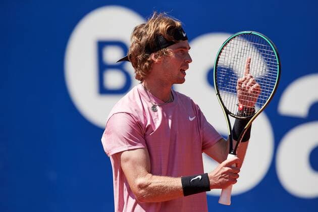 Russian tennis player Andrey Rublev reacts against Italian tennis player Jannik Sinner during the Barcelona Open Banc Sabadell - Conde de Godo tournament quarterfinal match in Barcelona, Spain, 23 April 2021. Andrey Rublev vs Jannik Sinner !ACHTUNG: NUR REDAKTIONELLE NUTZUNG!  Copyright: xAlejandroxGarcíax GRAFCAT2069 20210423-637547875549261242
