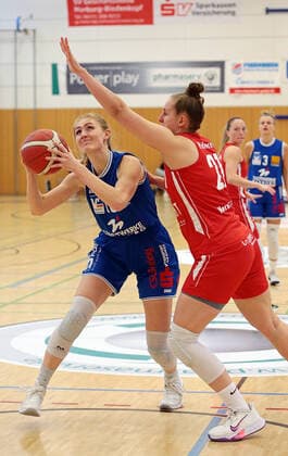 22 04 2021, xovx, Basketball Damen Bundesliga Playoffs Spiel um Platz 3, Spiel 1, BC pharmaserv Marburg Herner TC v l Hanna Crymble BC Pharmaserv Marburg , Sarah Polleros Herner TC Marburg Sporthalle Georg Gaßmann Stadion Hessen Deutschland DE