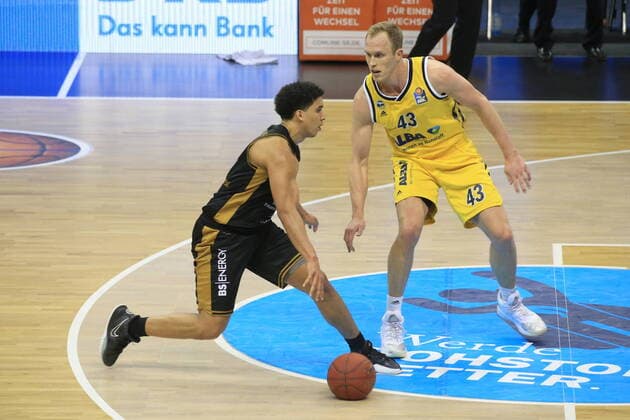 DEU, GER, easyCredit BBL, ALBA vs Basketball Loewen Braunschweig, 22 04 2021, Mercedes Benz Arena, Berlin, DEU, GER, easyCredit BBL, ALBA vs Basketball Loewen Braunschweig, in picture Luke Sikma ALBA Berlin 43 , James Robinson Braunschweig 8 nordphotoxGmbHx xEngler nph00076