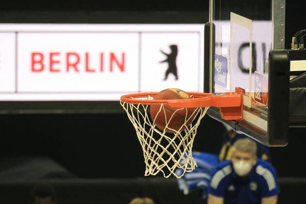 DEU, GER, easyCredit BBL, ALBA vs Basketball Loewen Braunschweig, 22 04 2021, Mercedes Benz Arena, Berlin, DEU, GER, easyCredit BBL, ALBA vs Basketball Loewen Braunschweig, in the picture player ball and basket in front of Berlin advertising nordphotoxGmbHx xEngler nph00076