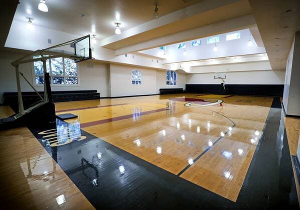 Basketball, Anwesen von Shaquille O Neal in Orlando zum Verkauf April 23, 2021: The indoor regulation basketball court in the 31,000 square-foot-home currently owned by NBA, Basketball Herren, USA legend Shaquille O Neal, located at 9927 Giffin Court, in Windermere, photographed Wednesday, April 14, 2021. The lakefront house is for sale for 6.5 million and includes 12 bedrooms, 11.5 bathrooms and its own movie theater, cigar bar and an indoor regulation basketball court. - ZUMAm67_ 0116929140st Copyright: xJoexBurbankx
