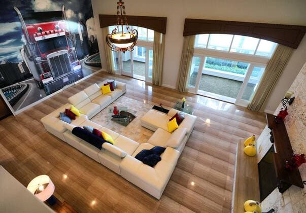 Basketball, Anwesen von Shaquille O Neal in Orlando zum Verkauf April 23, 2021: The family room, with a mural of Shaq driving a truck, in the 31,000 square-foot-home currently owned by NBA, Basketball Herren, USA legend Shaquille O Neal, located at 9927 Giffin Court, in Windermere, photographed Wednesday, April 14, 2021. The lakefront house is for sale for 6.5 million and includes 12 bedrooms, 11.5 bathrooms and its own movie theater, cigar bar and an indoor regulation basketball court. - ZUMAm67_ 0116929149st Copyright: xJoexBurbankx