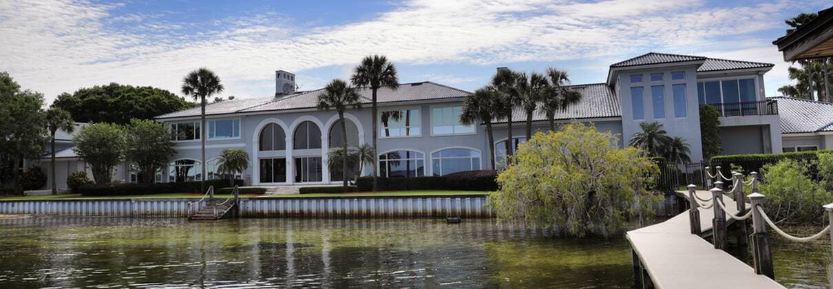 Basketball, Anwesen von Shaquille O Neal in Orlando zum Verkauf April 23, 2021: A view from the backyard on Lake Butler of the 31,000 square-foot-home currently owned by NBA, Basketball Herren, USA legend Shaquille O Neal, located at 9927 Giffin Court, in Windermere, photographed Wednesday, April 14, 2021. The lakefront house is for sale for 6.5 million and includes 12 bedrooms, 11.5 bathrooms and its own movie theater, cigar bar and an indoor regulation basketball court. - ZUMAm67_ 0116929154st Copyright: xJoexBurbankx