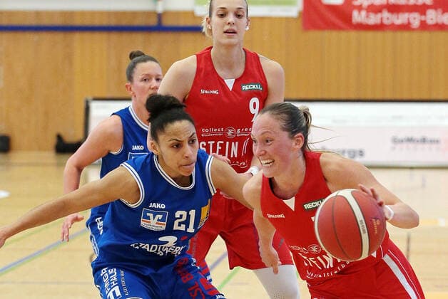 22 04 2021, xovx, Basketball Damen Bundesliga Playoffs Spiel um Platz 3, Spiel 1, BC pharmaserv Marburg Herner TC v l Stephanie Wagner BC Pharmaserv Marburg , Rachel Arthur BC Pharmaserv Marburg , Kristina Topuzovic Herner TC , Chloe Bully Herner TC Marburg Sporthalle Georg Gaßmann Stadion Hessen Deutschland DE