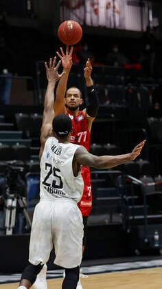 23 04 2021, Basketball, BBL 2020 2021, 30 match day, Hamburg Towers s Oliver Wuerzburg, GER, Hamburg, edel optics de Arena, picture f li Alex King s Oliver Wuerzburg hi with a three-pointer, Terry Allen Hamburg Towers. Copyright: HMBxMedia xHeikoxBecker