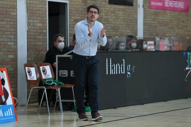 Basketball Women 1 Bundesliga Final 2 Game GiroLive Panthers Osnabrück Rutronik Stars Keltern on 23 04 2021 in the OSC Hall in Osnabrück Christian Hergenröther Coach Head Coach Keltern xRx
