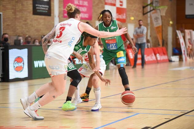 Play offs DBBL 20 21 GiroLive Panthers Osnabrück Rutronik Stars Keltern on 23 04 2021 at the OSC Halle in Osnabrück Jasmine Monique Thomas Keltern in a duel with Jenny Strozyk Osnabrück BK