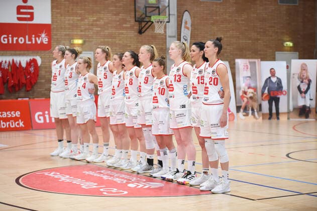 Play offs DBBL 20 21 GiroLive Panthers Osnabrück Rutronik Stars Keltern on 23 04 2021 in the OSC Hall in Osnabrück Team Osnabrück during the national anthem BK