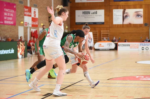 Play offs DBBL 20 21 GiroLive Panthers Osnabrück Rutronik Stars Keltern on 23 04 2021 at the OSC Halle in Osnabrück Jasmine Monique Thomas Keltern in a duel with Jenny Strozyk Osnabrück BK