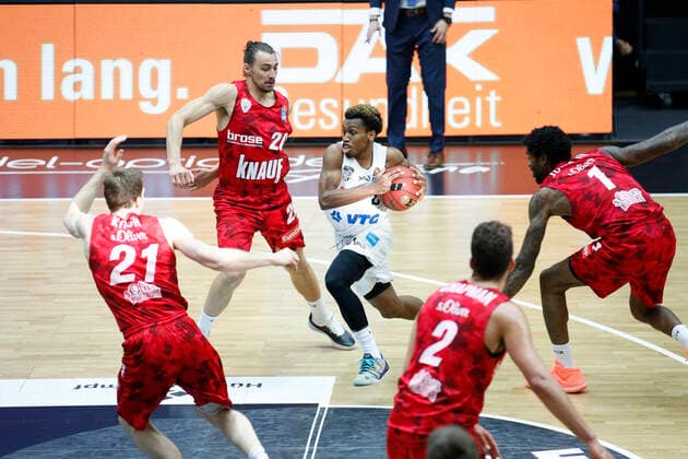 BBL easyCredit Basketball Bundesliga season 2020 2021 30 matchday on Friday, 23 April 2021 at the edel optics de Arena in Hamburg Hamburg Hamburg Towers s Oliver Wuerzburg f l Florian Koch Wuerzburg , Julian Albus Wuerzburg , TJ Shorts II Hamburg , Brekkott Chapman Wuerzburg , Perry Jones Wuerzburg Hamburg Towers s Oliver Wuerzburg