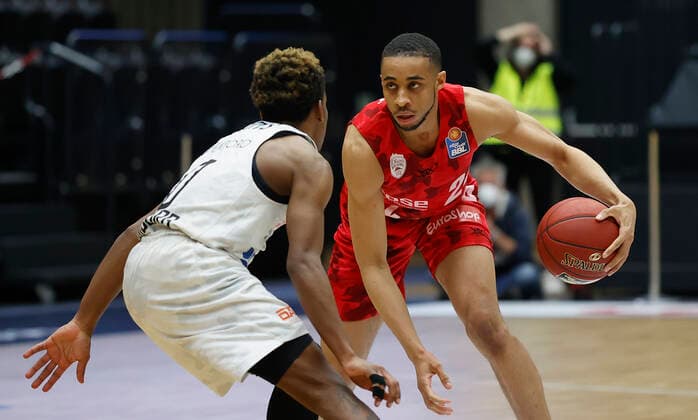23 04 2021, Basketball, BBL 2020 2021, 30 match day, Hamburg Towers s Oliver Wuerzburg, GER, Hamburg, edel optics de Arena, picture v li TJ Shorts Hamburg Towers and Cameron Hunt s Oliver Wuerzburg. Copyright: HMBxMedia xHeikoxBecker