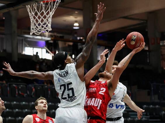 23 04 2021, Basketball, BBL 2020 2021, 30 match day, Hamburg Towers s Oliver Wuerzburg, GER, Hamburg, edel optics de Arena, picture f li Terry Allen Hamburg Towers , Brekkott Chapman s Oliver Wuerzburg and Patrick Spencer Hamburg Towers. Copyright: HMBxMedia xHeikoxBecker