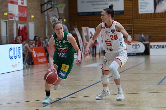 Basketball Women 1 Bundesliga Final 2 Game GiroLive Panthers Osnabrück Rutronik Stars Keltern on 23 04 2021 in the OSC Hall in Osnabrück Milica Deura Keltern , left Kata Takacs Osnabrück , right xRx