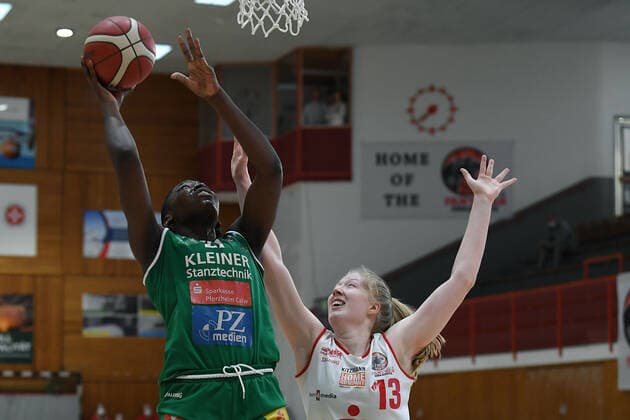 Basketball Women 1 Bundesliga Final 2 Game GiroLive Panthers Osnabrück Rutronik Stars Keltern on 23 04 2021 in the OSC Hall in Osnabrück Harriet Belobi Nawezhi Keltern , left Frieda Bühner Osnabrück , right xRx