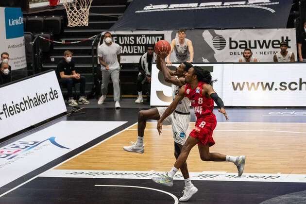 Basketball I Mens I 2020 2021 Season I easyCredit Bundesliga I 30 Matchday I Hamburg Towers s Oliver Würzburg I 23 04 2021 Zac Cuthbertson 40, Towers is almost alone in front of the opponents basket after a rebound and a sprint Hamburg edel optics de Arena, Kurt Emmerich Platz, Wilhelmsburger Inselpark Hamburg Germany. Copyright: xLobeca RobertoxSeidelx
