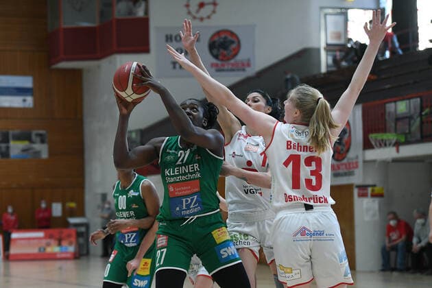 Basketball Women 1 Bundesliga Final 2 Game GiroLive Panthers Osnabrück Rutronik Stars Keltern on 23 04 2021 in the OSC Hall in Osnabrück Harriet Belobi Nawezhi Keltern , left Frieda Bühner Osnabrück , right xRx