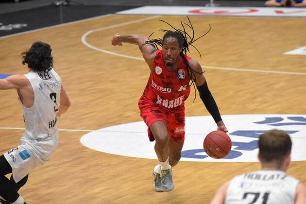 Basketball I Mens I 2020 2021 Season I easyCredit Bundesliga I 30 Matchday I Hamburg Towers s Oliver Würzburg I 23 04 2021 Robert Lowery 8, Würzburg pushes ahead Hamburg edel optics de Arena, Kurt Emmerich Platz, Wilhelmsburger Inselpark Hamburg Germany. Copyright: xLobeca RobertoxSeidelx