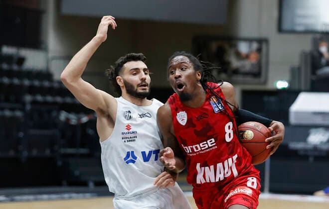 23 04 2021, Basketball, BBL 2020 2021, 30 match day, Hamburg Towers s Oliver Wuerzburg, GER, Hamburg, edel optics de Arena, picture f li Max DiLeo Hamburg Towers and Robert Lowery s Oliver Wuerzburg. Copyright: HMBxMedia xHeikoxBecker