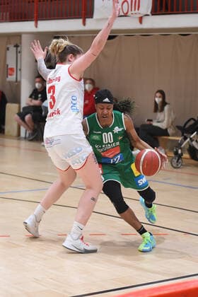 Play offs DBBL 20 21 GiroLive Panthers Osnabrück Rutronik Stars Keltern on 23 04 2021 in the OSC Hall in Osnabrück Jasmine Monique Thomas Keltern in a duel with Samantha Führing Fuehring Osnabrück BK