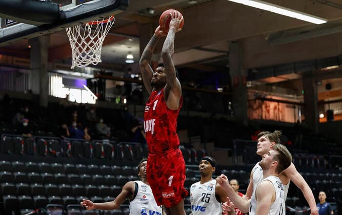 23 04 2021, Basketball, BBL 2020 2021, 30 match day, Hamburg Towers s Oliver Wuerzburg, GER, Hamburg, edel optics de Arena, picture v li Perry Jones III s Oliver Wuerzburg , with a dunk. Copyright: HMBxMedia xHeikoxBecker