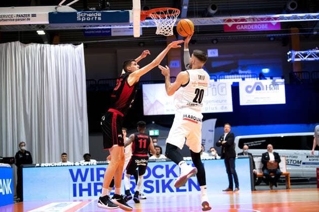 BARMER 2 Basketball Bundesliga ProA Playoff Spieltag 3 Saison 2020 2021 am 23 4 2021 Science City Jena vs Artland Dragons v re Andrew Smith Jena at the basket against Danielius Lavrinovicius Artland Sparkassen Arena