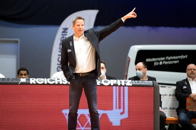 BARMER 2 Basketball Bundesliga ProA Playoff Matchday 3 Season 2020 2021 on 23 4 2021 Science City Jena vs Artland Dragons coach Frank Menz Jena shows the direction Sparkassen Arena
