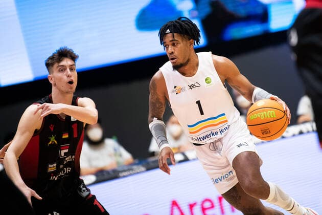 BARMER 2 Basketball Bundesliga ProA Playoff Matchday 3 Season 2020 2021 on 23 4 2021 Science City Jena vs Artland Dragons v re Kasey Hill Jena on the ball vs Zachary Ensminger Artland Sparkassen Arena.