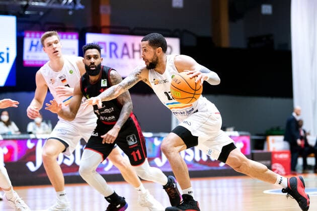 BARMER 2 Basketball Bundesliga ProA Playoff Spieltag 3 Saison 2020 2021 am 23 4 2021 Science City Jena vs Artland Dragons v re Marcus Tyus Jena am Ball Sparkassen Arena