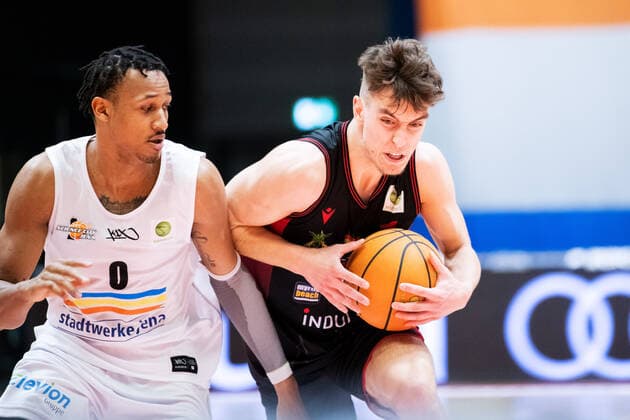 BARMER 2 Basketball Bundesliga ProA Playoff Matchday 3 Season 2020 2021 on 23 4 2021 Science City Jena vs Artland Dragons v re Zachary Ensminger Artland on the ball vs Demarcus Holland Jena Sparkassen Arena.