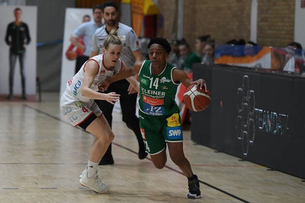 Basketball Women 1 Bundesliga Final 2 Game GiroLive Panthers Osnabrück Rutronik Stars Keltern on 23 04 2021 in the OSC Hall in Osnabrück Melli Knopp Osnabrück , left Tayler Mingo Keltern , right xRx