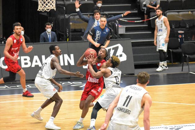 Basketball I Men I Season 2020 2021 I easyCredit Bundesliga I 30 Matchday I Hamburg Towers s Oliver Würzburg I 23 04 2021 Zac Cuthbertson 40, Towers , Robert Lowery 8, Würzburg , TJ Shorts 0, Towers Hamburg edel optics de Arena, Kurt Emmerich Platz, Wilhelmsburger Inselpark Hamburg Germany. Copyright: xLobeca RobertoxSeidelx