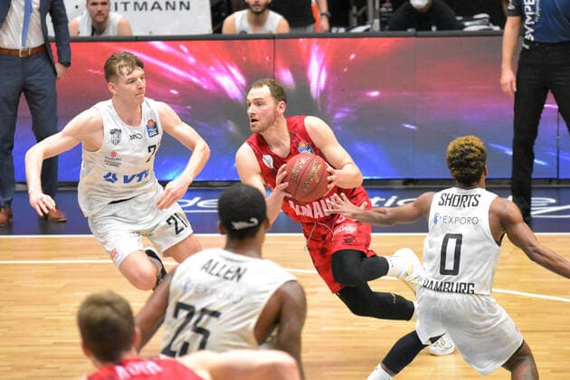 Basketball I Mens I 2020 2021 Season I easyCredit Bundesliga I 30 Matchday I Hamburg Towers s Oliver Würzburg I 23 04 2021 Justus Hollatz 21, Towers , Felix Hoffmann 34, Würzburg Hamburg edel optics de Arena, Kurt Emmerich Platz, Wilhelmsburger Inselpark Hamburg Germany. Copyright: xLobeca RobertoxSeidelx