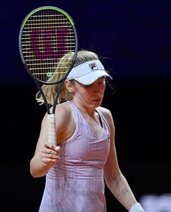 Ekaterina Alexandrova RUS disappointed Gestures, gestures Quarterfinals Tennis Women Porsche Cup Porsche Tennis Grand Prix GP Stuttgart 2021 Porsche Arena 23 04 2021 Porsche Tennis Grand Prix Stuttgart 2021