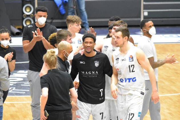 Basketball I Mens I 2020 2021 Season I easyCredit Bundesliga I 30 Matchday I Hamburg Towers s Oliver Würzburg I 23 04 2021 Despite injury in the first quarter Kameron Taylor 7, Towers is happy with his teammates after the final whistle for the win Hamburg edel optics de Arena, Kurt Emmerich Platz, Wilhelmsburger Inselpark Hamburg Germany. Copyright: xLobeca RobertoxSeidelx