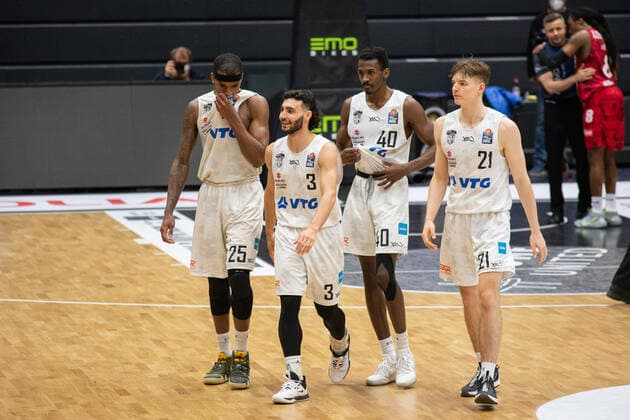 Basketball I Mens I 2020 2021 Season I easyCredit Bundesliga I 30 Matchday I Hamburg Towers s Oliver Würzburg I 23 04 2021 After the game exhausted and happy Terry Allen 25, Towers , Max DiLeo 3, Towers , Zac Cuthbertson 40, Towers , Justus Hollatz 21, Towers Hamburg edel optics de Arena, Kurt Emmerich Platz, Wilhelmsburger Inselpark Hamburg Germany. Copyright: xLobeca RobertoxSeidelx