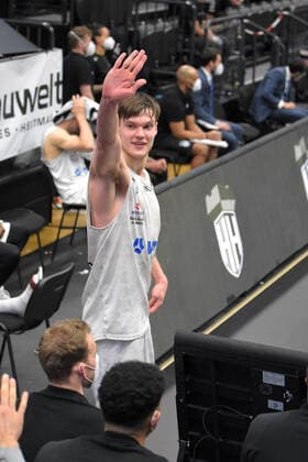 Basketball I Mens I 2020 2021 season I easyCredit Bundesliga I 30 matchday I Hamburg Towers s Oliver Würzburg I 23 04 2021 Maik Kotsar 11, Towers waves to supporters in the stands after being substituted just before the end Hamburg edel optics de Arena, Kurt Emmerich Platz, Wilhelmsburger Inselpark Hamburg Germany Copyright: xLobeca RobertoxSeidelx