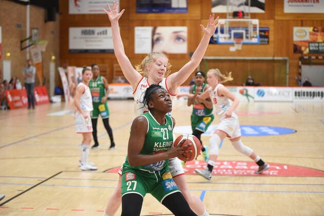 Play offs DBBL 20 21 GiroLive Panthers Osnabrück Rutronik Stars Keltern on 23 04 2021 in the OSC Hall in Osnabrück Harriet Belobi Nawezhi Keltern in a duel with Frieda Bühner Buehner Osnabrück BK