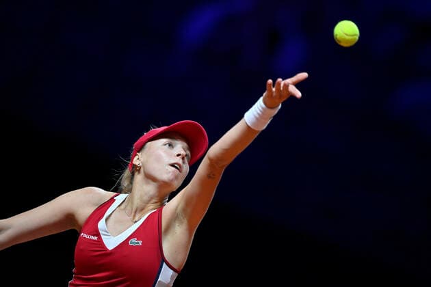 Anett Kontraveit EST Action Serve Quarterfinal Tennis Women Porsche Cup Porsche Tennis Grand Prix GP Stuttgart 2021 Porsche Arena 23 04 2021 Porsche Tennis Grand Prix Stuttgart 2021