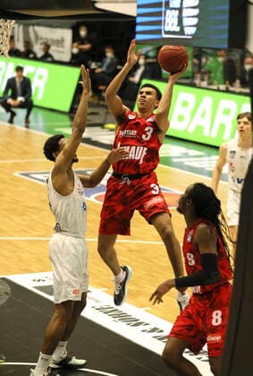 Basket shot by Tyson WARD against Kameron TAYLOR Towers Basketball Men Bundesliga on Fri 23 04 2021 Hamburg Towers s Oliver Würzburg