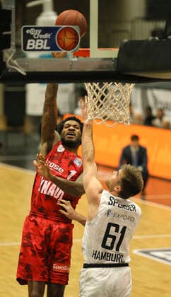 Perry Jones throws against Patrick Spencer Towers Basketball Men Bundesliga on Fri 23 04 2021 Hamburg Towers s Oliver Würzburg