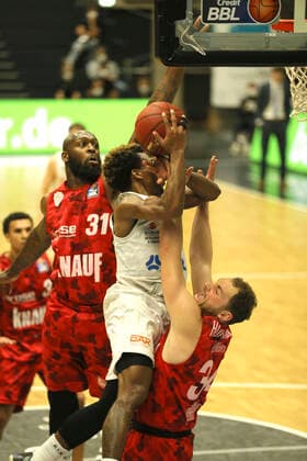 TJ Shorts Towers throws against Felix Hoffmann Basketball Men Bundesliga on Fri 23 04 2021 Hamburg Towers s Oliver Würzburg