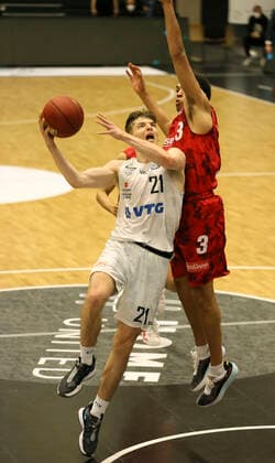 Justus Hollatz Towers throws against Tyson WARD Basketball Men Bundesliga on Fri 23 04 2021 Hamburg Towers s Oliver Würzburg