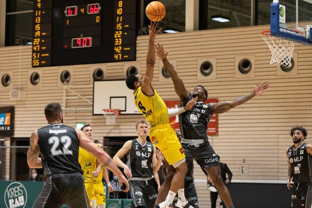 Philipp Heyden MLP Academics Heidelberg, 22 Kyle Leufroy Kirchheim Knights, 8 ¨¨Kirchheim Knights MLP Academics Heidelberg, 2 basketball, Bundesliga, Pro A, Barmer 2 basketball, playoffs 3 game day group stage , Spielzeit 2020 2021, 23 04 2021, ¨¨ Kirchheim Knights MLP Academics Heidelberg , Basketball, 2 Bundesliga, Barmer 2 Basketball, Playoffs, 3 Spieltag Gruppenphase , Spielzeit 2020 2021, 23 04 2021 Kirchheim unter Teck Copyright: xNinaxSander xEibnerxPressefotoxIx EP_NSR