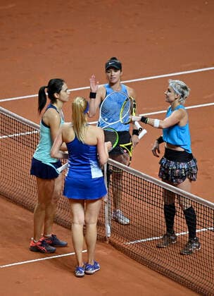 Desirae Krawczyj USA and Bethanie Mattek Sands USA right win their semifinal against Nadiia Kichenok UKR and Raluca Olaru ROU left Congratulations at the net Gesture, gesture Doubles Semifinal Tennis Porsche Cup Porsche Tennis Grand Prix GP Stuttgart 2021 Porsche Arena 24 04 2021 Porsche Tennis Grand Prix Stuttgart 2021