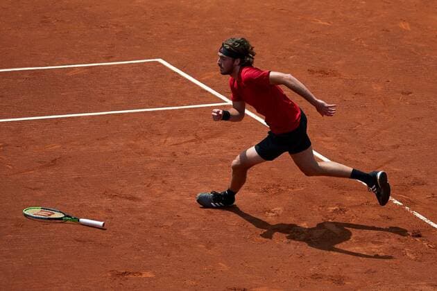 Greek tennis player Stefanos Tsitsipas in action against Italian tennis player Jannik Sinner during the Barcelona Open Banc Sabadell - Conde de Godo tournament semifinal match in Barcelona, Spain, 24 April 2021. Stefanos Tsitsipas vs Jannik Sinner !ACHTUNG: NUR REDAKTIONELLE NUTZUNG!  Copyright: xAlejandroxGarcíax GRAF1461 20210424-637548771049151739